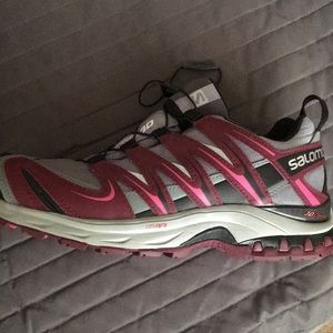 Salomon Hiking Shoe Women Size 7.5